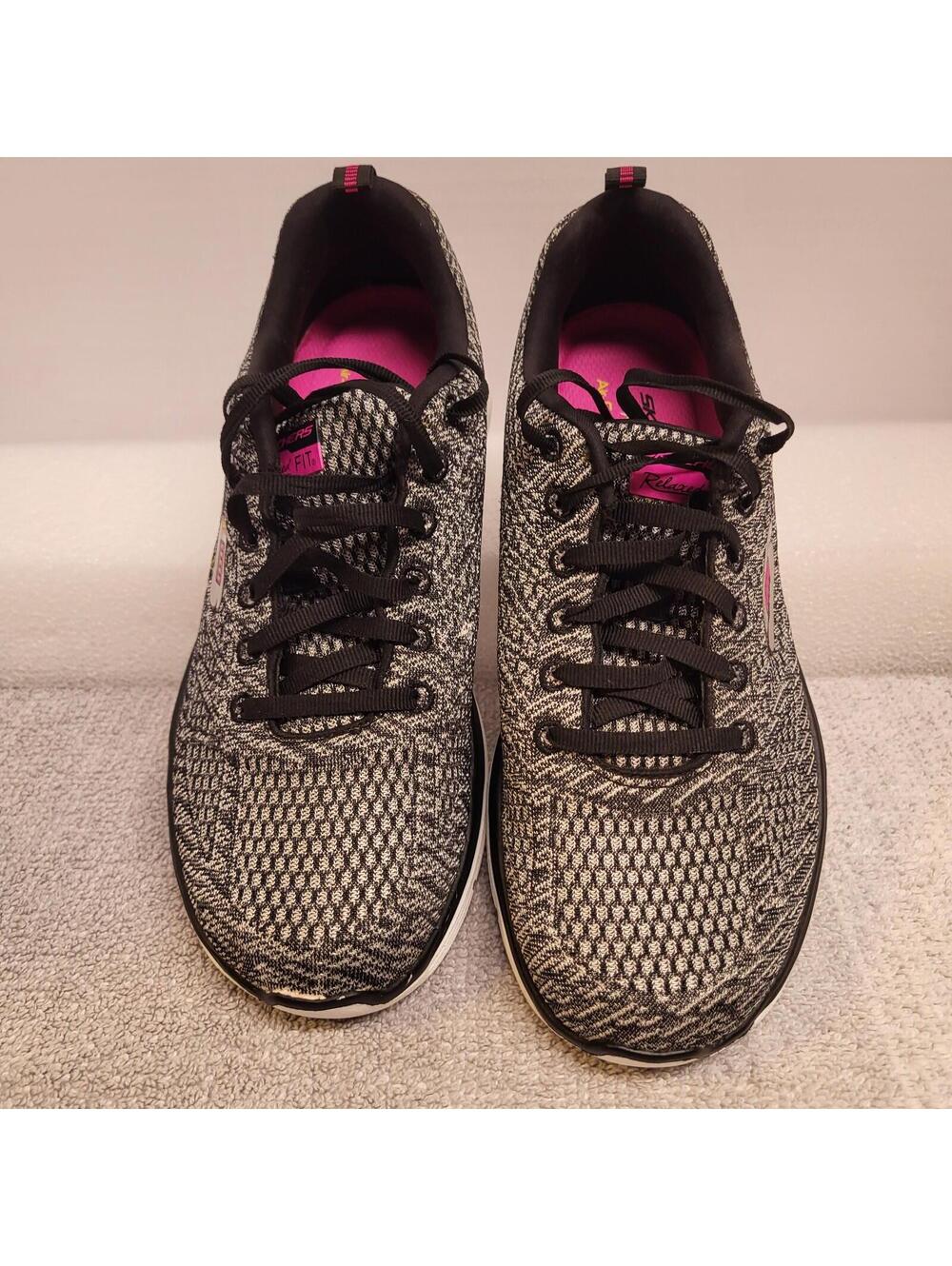 Skechers Relaxed Fit athletic sneakers Women's 9 black and white knit design